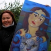 Marion Lucka: Jasminka mit ihrem Portrait (2014)