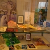 Marion Lucka: Vitrine3, Ausstellung in der Bezirksklinik Rehau (2015)