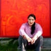 Marion Lucka: Mit dem Ölbild "Rot" (1997) im Garten (2004)